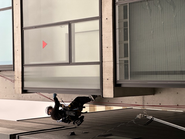 名古屋の高層ビル外窓清掃（ゴンドラ・ロープ作業）は建築コンシェルジュに